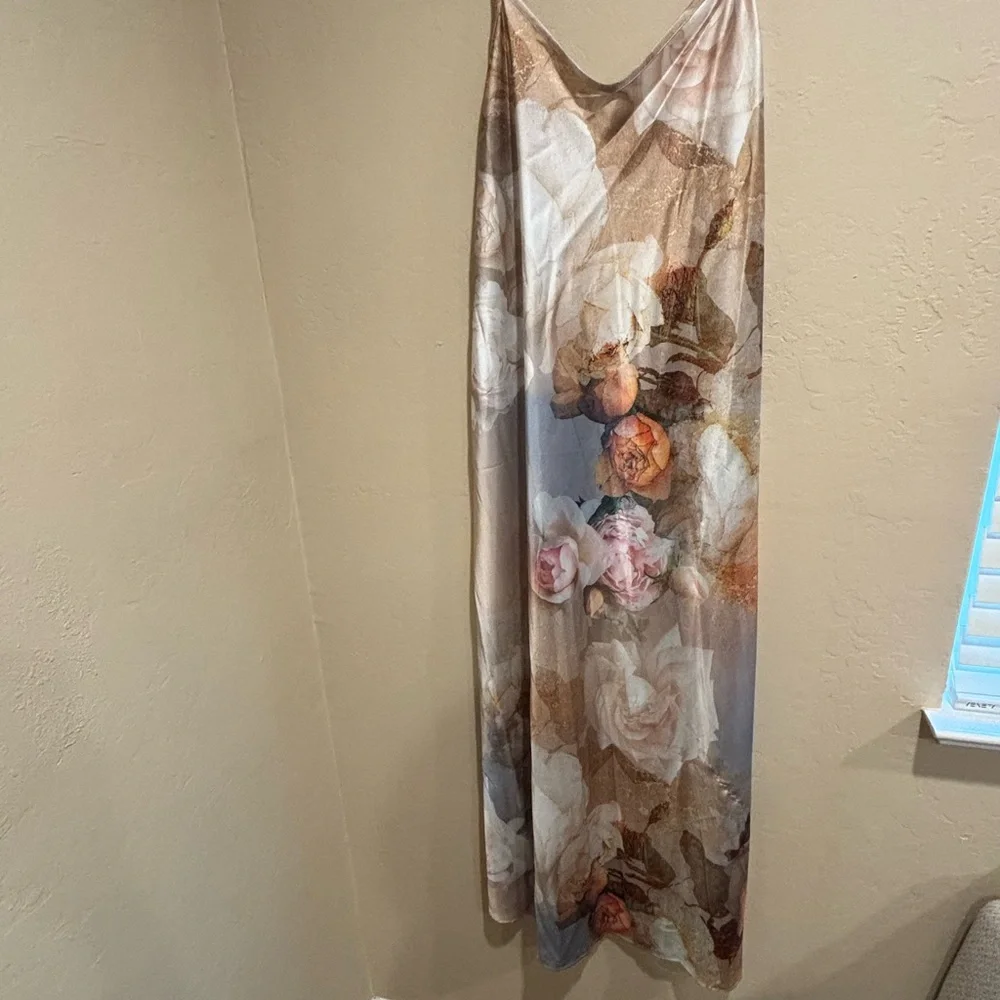 Versona Elegant Floral Dress - Picture 3 of 5